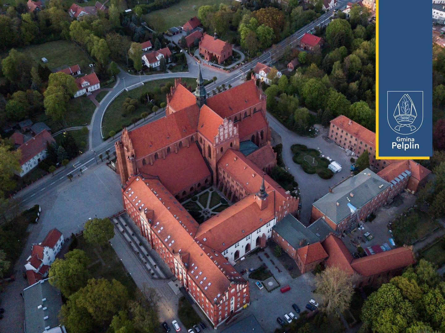 zdjęcie pelplińskiej katedry i klasztoru 