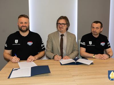 zdjęcie z podpisania umów na dotacje sportowe