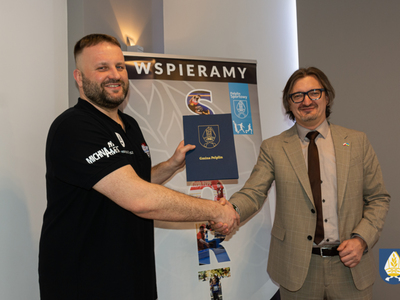 zdjęcie z podpisania umów na dotacje sportowe