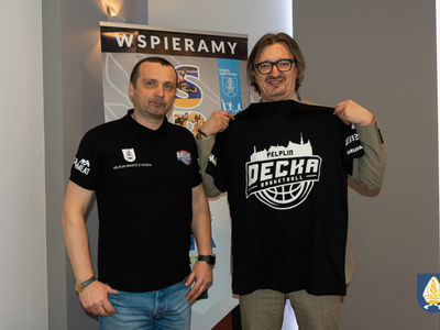 zdjęcie z podpisania umów na dotacje sportowe