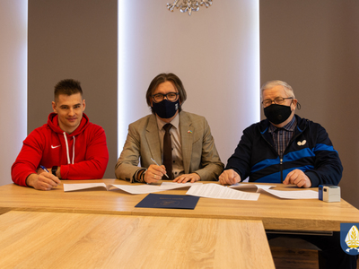 zdjęcie z podpisania umów na dotacje sportowe