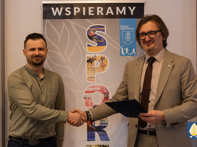 zdjęcie z podpisania umów na dotacje sportowe