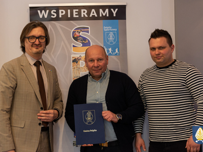 zdjęcie z podpisania umów na dotacje sportowe