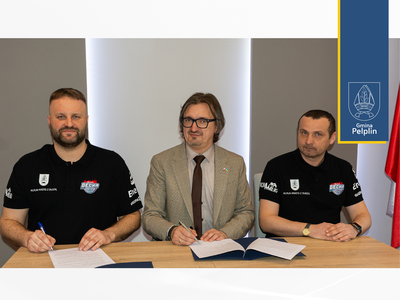 zdjęcie z podpisania umów na dotacje sportowe