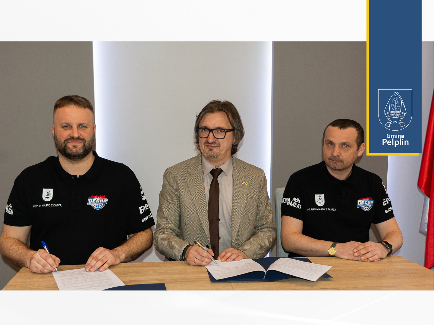 zdjęcie z podpisania umów na dotacje sportowe