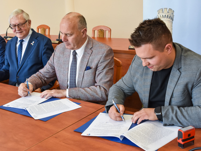 zdjęcie z podpisania umowy 