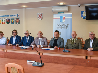 zdjęcie z podpisania umowy 