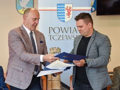 zdjęcie z podpisania umowy 