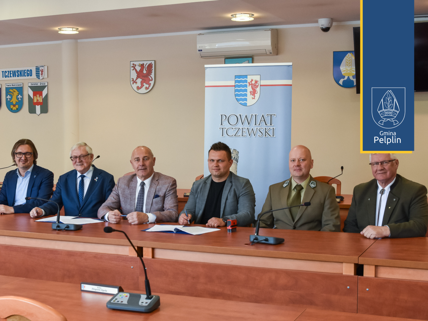 zdjęcie z podpisania umowy 