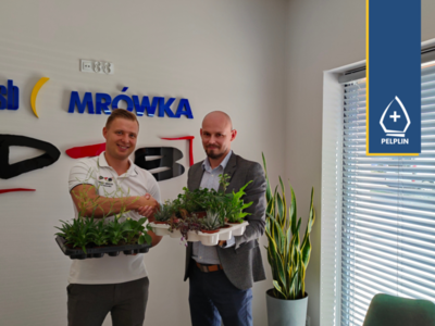 zdjęcie prezentujące przekazanie materiałow na warsztaty upcyklingowe 