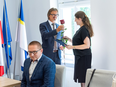 Burmistrz wręczył awanse nauczycielom oraz powierzył stanowiska dyrektorom