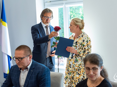 Burmistrz wręczył awanse nauczycielom oraz powierzył stanowiska dyrektorom