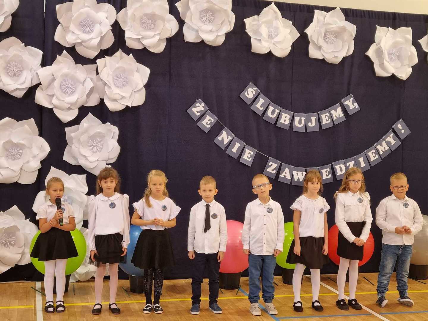Zdjecie ślubowanie klas pierwszych