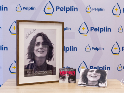 Zestaw autografów (plakat, płyta i koszulka) Natalia Niemen
Natalia Niemen – polska piosenkarka, córka muzyka Czesława Niemena 
