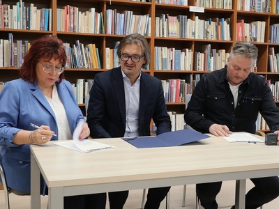zdjęcie z podpisana umowy 