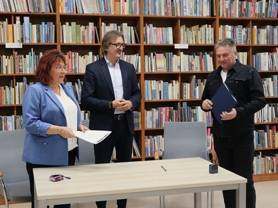 zdjęcie z podpisana umowy 