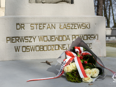Zdjęcie z złożenia kwiatów na grobie Stefana Łaszewskiego