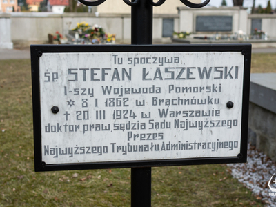 Zdjęcie z złożenia kwiatów na grobie Stefana Łaszewskiego