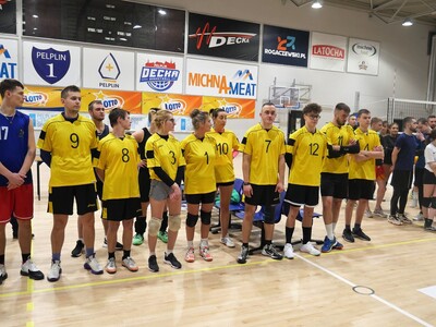Zdjecie z turnieju piłki siatkowej drużyn mieszanych w Pelplini