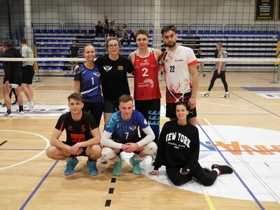 Zdjecie z turnieju piłki siatkowej drużyn mieszanych w Pelplini