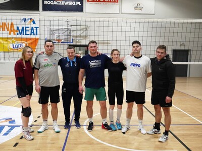 Zdjecie z turnieju piłki siatkowej drużyn mieszanych w Pelplini