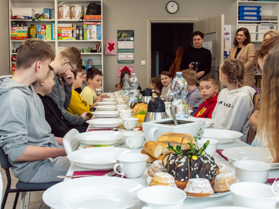 zdjęcie z wielkanocnego śniadania w Pelplińskim Centrum Wsparcia Rodzin