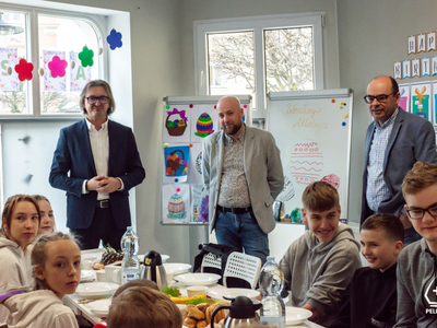 zdjęcie z wielkanocnego śniadania w Pelplińskim Centrum Wsparcia Rodzin