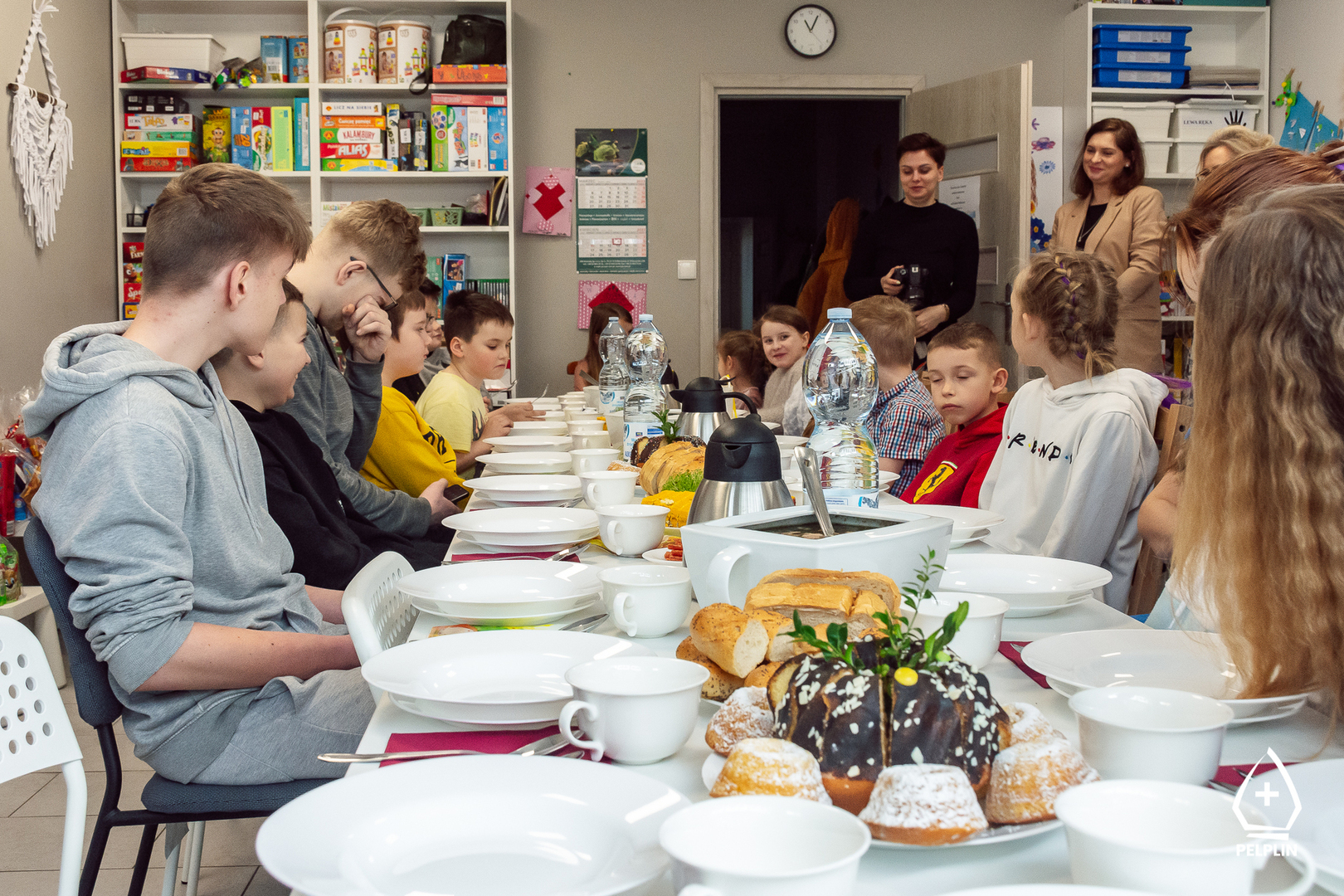 zdjęcie z wielkanocnego śniadania w Pelplińskim Centrum Wsparcia Rodzin