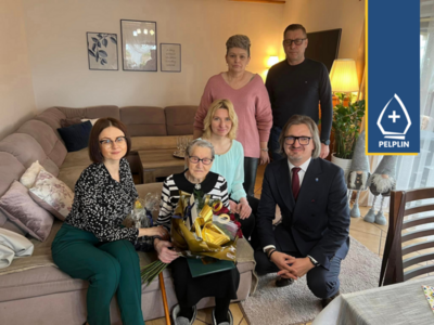 Zdjęcie Pani Gertrudy Czechanowskiej wraz z goścmi i rodziną 