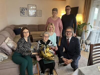 Zdjęcie Pani Gertrudy Czechanowskiej wraz z goścmi i rodziną 