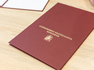 Zdjęcie z podpisania umowy na dofinansowanie projektu „Budowy kompleksu treningowo-szkoleniowego w Małych Walichnowach”