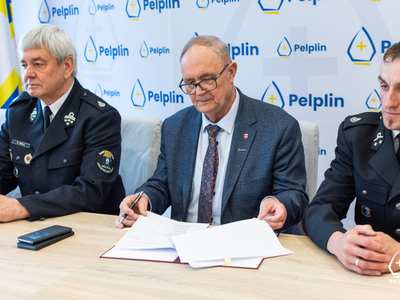 Zdjęcie z podpisania umowy na dofinansowanie projektu „Budowy kompleksu treningowo-szkoleniowego w Małych Walichnowach”
