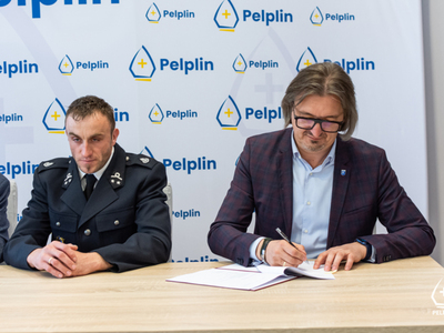 Zdjęcie z podpisania umowy na dofinansowanie projektu „Budowy kompleksu treningowo-szkoleniowego w Małych Walichnowach”