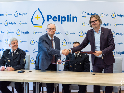 Zdjęcie z podpisania umowy na dofinansowanie projektu „Budowy kompleksu treningowo-szkoleniowego w Małych Walichnowach”