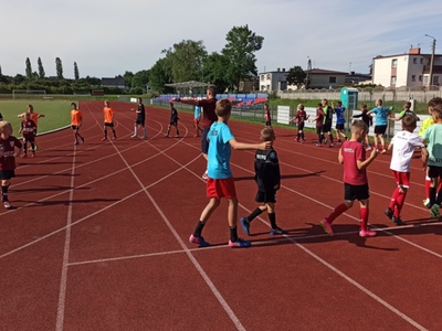 Zdjęcie z półkoloni odbywających się na stadionie miejskim w Pelplinie 