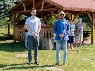 zdjęcie z uroczystości podpisania umowy na budowę remizo-świetlicy w Małych Walichnowach