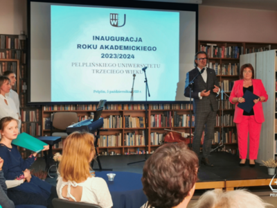 Zdjęcie z inauguracji roku akademickiego 2023/2024 Pelplińskiego Uniwersytetu Trzeciego Wieku