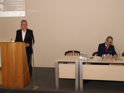 zdjęcie z konferencji „Wielcy ludzie małego Pelplina”