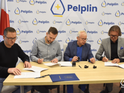 zdjęcie z podpisania umowy dotyczącej budowy chodnika przy ul. Podgórnej w Pelplinie