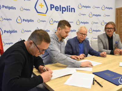 zdjęcie z podpisania umowy dotyczącej budowy chodnika przy ul. Podgórnej w Pelplinie