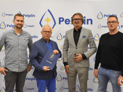 zdjęcie z podpisania umowy dotyczącej budowy chodnika przy ul. Podgórnej w Pelplinie