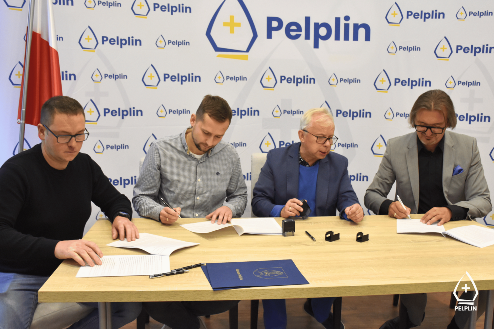 zdjęcie z podpisania umowy dotyczącej budowy chodnika przy ul. Podgórnej w Pelplinie