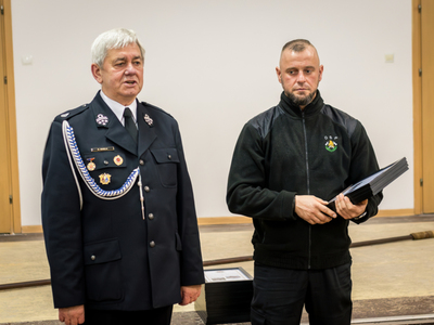 zdjęcie z uroczystości przekazania wozu strażackiego 
