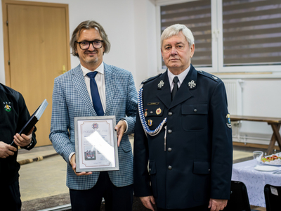 zdjęcie z uroczystości przekazania wozu strażackiego 
