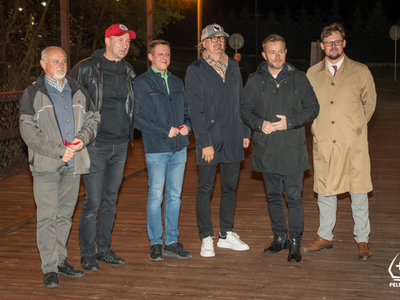 Zdjęcie z otwarcia drewnianego mostku 