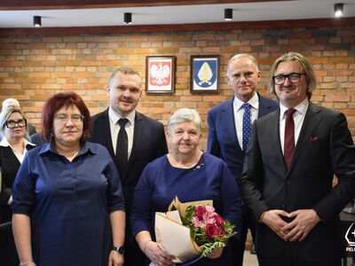 Pan Teresa Czarnecka wraz z Burmistrzem, Przeodniczącym Rady oraz dyrektorami jednostek kulturalnych Gminy Pelplin  