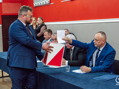 zdjęcie z pierwszej sesji XI Kadencji Rady Miejskiej w Pelplinie