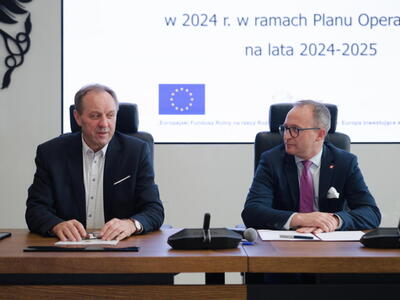zdjęcie z podpisania umowy na dofinansowanie projektu ,Żyjmy zdrowo’’