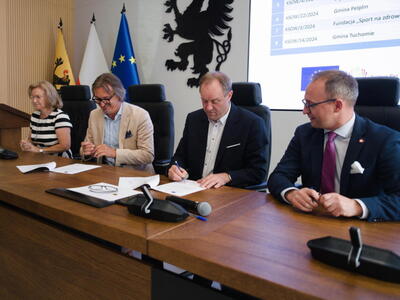 zdjęcie z podpisania umowy na dofinansowanie projektu ,Żyjmy zdrowo’’