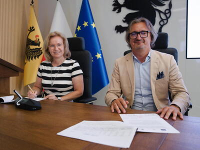 zdjęcie z podpisania umowy na dofinansowanie projektu ,Żyjmy zdrowo’’